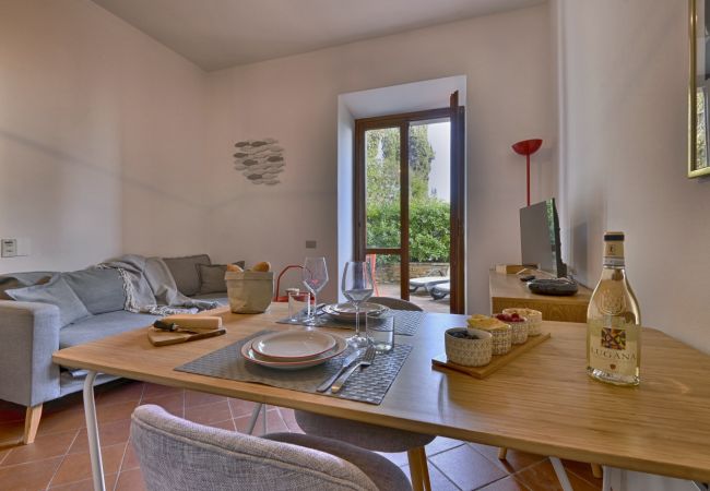 Appartamento a Toscolano-Maderno - Marieclaire by Theater Home, direttamente a lago Appartamento a Toscolano-Maderno - Marieclaire by Theater Home, direttamente a lago