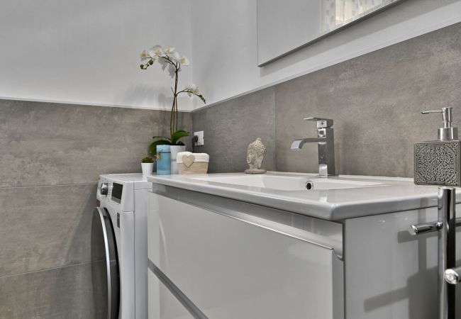 Appartamento a Toscolano-Maderno - La Palma by Theater Home, vicino al centro e alla spiaggia Appartamento a Toscolano-Maderno - La Palma by Theater Home, vicino al centro e alla spiaggia