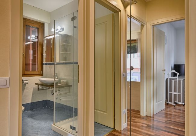 Appartamento a Salò - Caroni Home, Theater Home - con piscina e a pochi passi dal centro di Salò Appartamento a Salò - Caroni Home, Theater Home - con piscina e a pochi passi dal centro di Salò