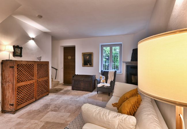 Appartamento a Gargnano - Casa Greta by Theater Home - nel centro storico di Muslone Appartamento a Gargnano - Casa Greta by Theater Home - nel centro storico di Muslone
