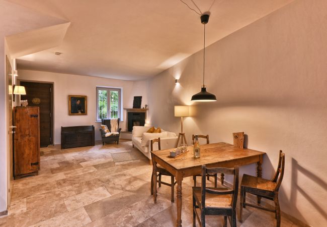 Appartamento a Gargnano - Casa Greta by Theater Home - nel centro storico di Muslone Appartamento a Gargnano - Casa Greta by Theater Home - nel centro storico di Muslone