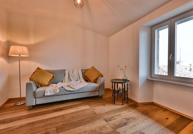 Appartamento a Gargnano - Casa Greta by Theater Home - nel centro storico di Muslone Appartamento a Gargnano - Casa Greta by Theater Home - nel centro storico di Muslone