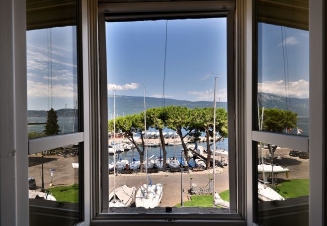  a Gargnano - Appartamento Al Porto Vecchio Theater Home - con posto auto e stupenda vista lago