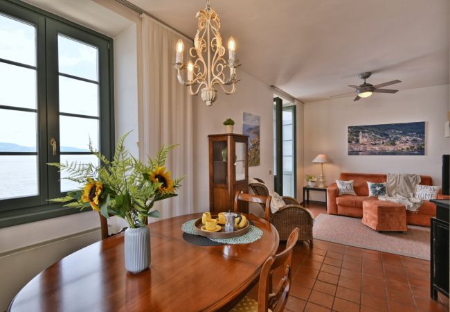 Appartamento a Gargnano - Panorama al Porto by Theater Home - al porto di Gargnano con stupenda vista lago Appartamento a Gargnano - Panorama al Porto by Theater Home - al porto di Gargnano con stupenda vista lago