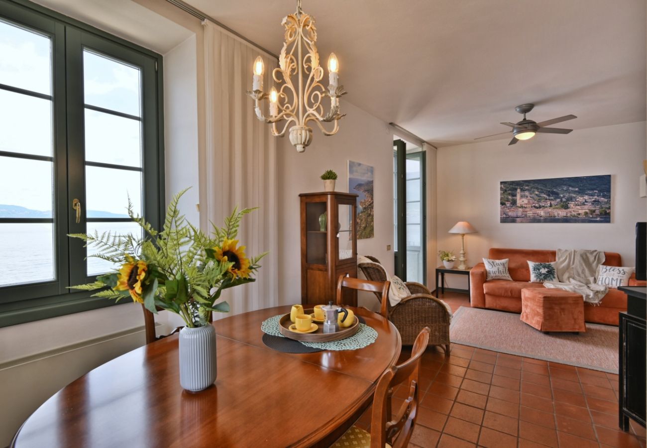 Appartamento a Gargnano - Panorama al Porto by Theater Home - al porto di Gargnano con stupenda vista lago Appartamento a Gargnano - Panorama al Porto by Theater Home - al porto di Gargnano con stupenda vista lago