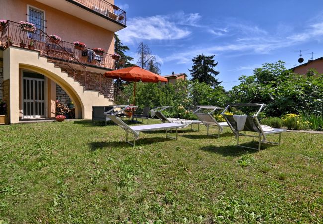 Appartamento a Tignale - Il Girasole by Theater Home - vicino al centro con ampio giardino Appartamento a Tignale - Il Girasole by Theater Home - vicino al centro con ampio giardino