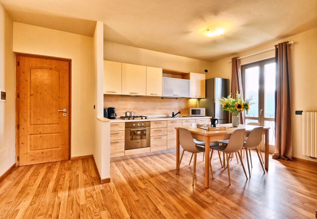 Appartamento a Tignale - La Terrazza sul Lago by Theater Home - con stupenda vista lago Appartamento a Tignale - La Terrazza sul Lago by Theater Home - con stupenda vista lago