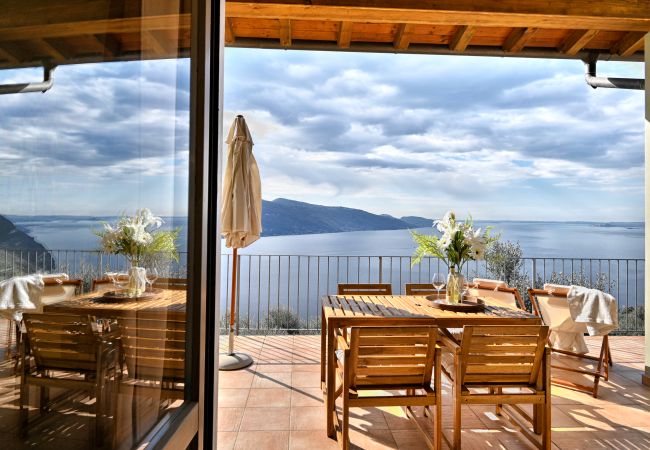 Appartamento a Tignale - La Terrazza sul Lago by Theater Home - con stupenda vista lago Appartamento a Tignale - La Terrazza sul Lago by Theater Home - con stupenda vista lago