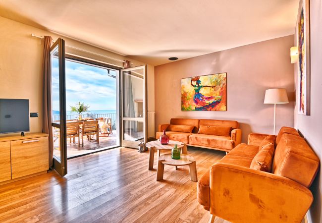 Appartamento a Tignale - La Terrazza sul Lago by Theater Home - con stupenda vista lago Appartamento a Tignale - La Terrazza sul Lago by Theater Home - con stupenda vista lago