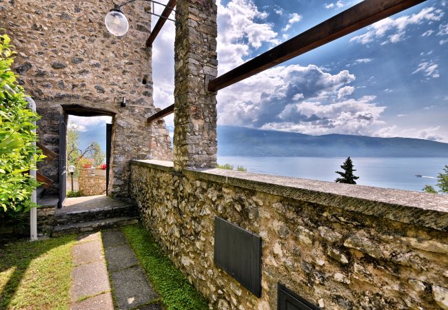 Appartamento a Gargnano - L'Antica Limonaia by Theater Home - con vista lago fantastica e piscina privata Appartamento a Gargnano - L'Antica Limonaia by Theater Home - con vista lago fantastica e piscina privata
