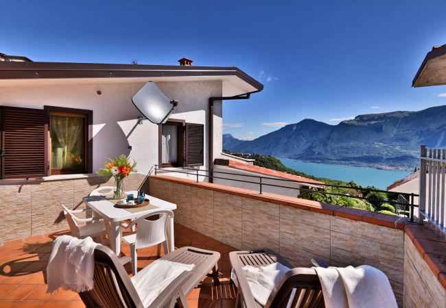 Appartamento a Tignale - Villino Giuliana by Theater Home - recentemente ristrutturato e con stupenda vista lago Appartamento a Tignale - Villino Giuliana by Theater Home - recentemente ristrutturato e con stupenda vista lago
