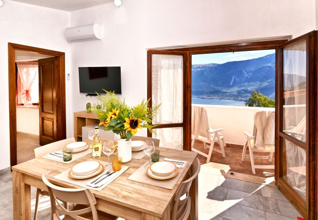 Appartamento a Tignale - Villino Giuliana by Theater Home - recentemente ristrutturato e con stupenda vista lago Appartamento a Tignale - Villino Giuliana by Theater Home - recentemente ristrutturato e con stupenda vista lago