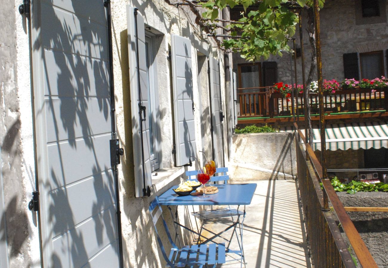 Appartamento a Tignale - La Corte - Travail by Theater Home, arredato con gusto e con vista lago