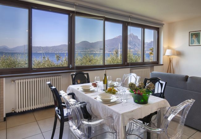 Ferienwohnung in Torri del Benaco - Casa al Lago - Ferienwohnung 4 Betten mit Gemeinschaftspool, direkt am See in Torri del Benaco