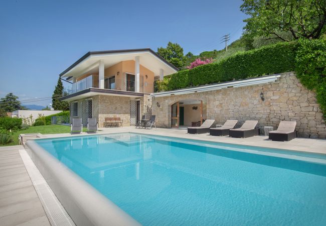 Villa in Torri del Benaco - Villa Sybille - 8 Schlafplätze mit Swimmingpool und Seeblick in Torri del Benaco Villa in Torri del Benaco - Villa Sybille - 8 Schlafplätze mit Swimmingpool und Seeblick in Torri del Benaco