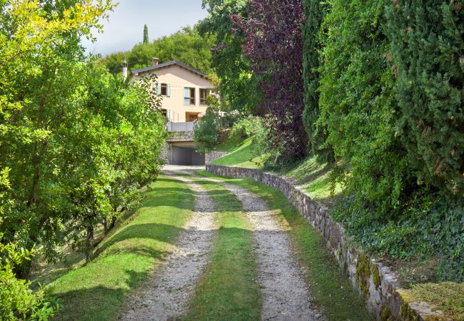 Villa in Garda - Cà Cantoni - Landhaus mit 10 Schlafplätzen und Swimmingpool in Garda Villa in Garda - Cà Cantoni - Landhaus mit 10 Schlafplätzen und Swimmingpool in Garda