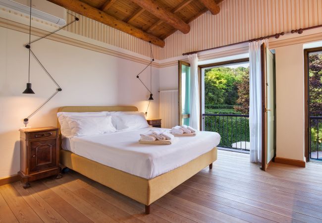 Villa in Garda - Cà Cantoni - Landhaus mit 10 Schlafplätzen und Swimmingpool in Garda Villa in Garda - Cà Cantoni - Landhaus mit 10 Schlafplätzen und Swimmingpool in Garda