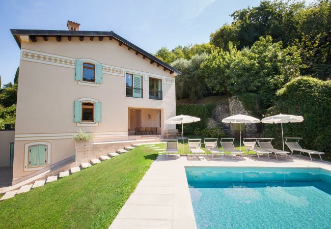 Villa in Garda - Cà Cantoni - Landhaus mit 10 Schlafplätzen und Swimmingpool in Garda Villa in Garda - Cà Cantoni - Landhaus mit 10 Schlafplätzen und Swimmingpool in Garda