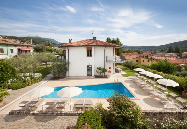 Villa in Garda - Cà Le Terrazze - Villa in Garda mit Blick auf den See, Stadtnähe, Garten, Gemeinschaftspool. Geeignet für 10 Personen. Villa in Garda - Cà Le Terrazze - Villa in Garda mit Blick auf den See, Stadtnähe, Garten, Gemeinschaftspool. Geeignet für 10 Personen.