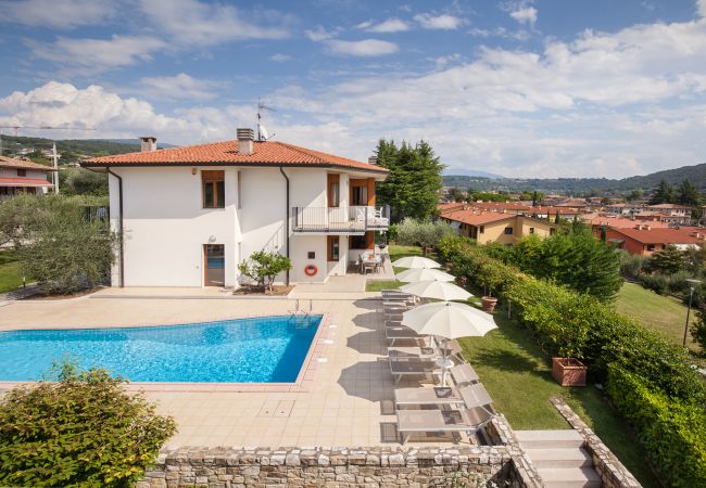 Villa in Garda - Cà Le Terrazze - Villa in Garda mit Blick auf den See, Stadtnähe, Garten, Gemeinschaftspool. Geeignet für 10 Personen. Villa in Garda - Cà Le Terrazze - Villa in Garda mit Blick auf den See, Stadtnähe, Garten, Gemeinschaftspool. Geeignet für 10 Personen.