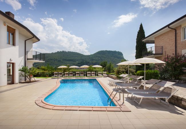 Villa in Garda - Cà Le Terrazze - Villa in Garda mit Blick auf den See, Stadtnähe, Garten, Gemeinschaftspool. Geeignet für 10 Personen. Villa in Garda - Cà Le Terrazze - Villa in Garda mit Blick auf den See, Stadtnähe, Garten, Gemeinschaftspool. Geeignet für 10 Personen.