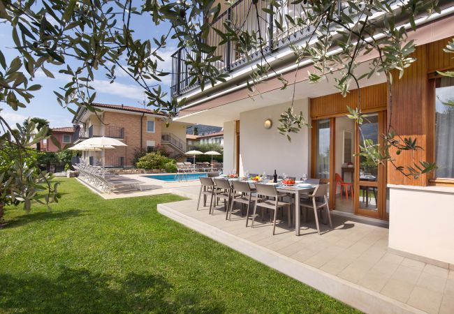 Villa in Garda - Cà Le Terrazze - Villa in Garda mit Blick auf den See, Stadtnähe, Garten, Gemeinschaftspool. Geeignet für 10 Personen. Villa in Garda - Cà Le Terrazze - Villa in Garda mit Blick auf den See, Stadtnähe, Garten, Gemeinschaftspool. Geeignet für 10 Personen.