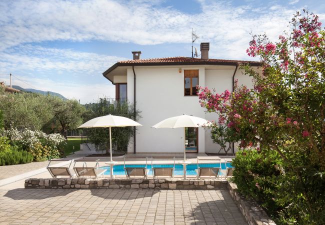 Villa in Garda - Cà Le Terrazze - Villa in Garda mit Blick auf den See, Stadtnähe, Garten, Gemeinschaftspool. Geeignet für 10 Personen. Villa in Garda - Cà Le Terrazze - Villa in Garda mit Blick auf den See, Stadtnähe, Garten, Gemeinschaftspool. Geeignet für 10 Personen.