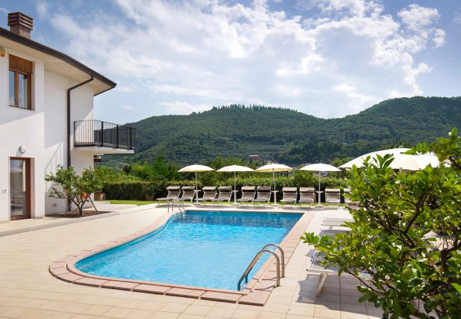 Villa in Garda - Cà Le Terrazze - Villa in Garda mit Blick auf den See, Stadtnähe, Garten, Gemeinschaftspool. Geeignet für 10 Personen. Villa in Garda - Cà Le Terrazze - Villa in Garda mit Blick auf den See, Stadtnähe, Garten, Gemeinschaftspool. Geeignet für 10 Personen.