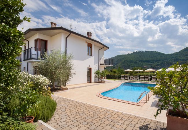 Villa in Garda - Cà Le Terrazze - Villa in Garda mit Blick auf den See, Stadtnähe, Garten, Gemeinschaftspool. Geeignet für 10 Personen. Villa in Garda - Cà Le Terrazze - Villa in Garda mit Blick auf den See, Stadtnähe, Garten, Gemeinschaftspool. Geeignet für 10 Personen.