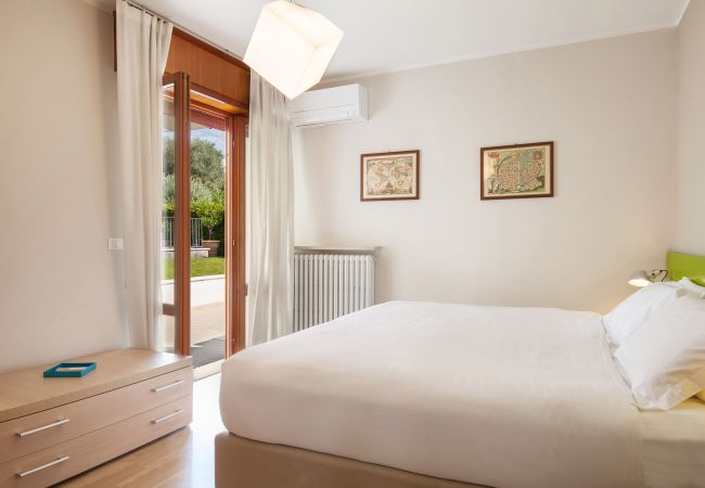 Villa in Garda - Cà Le Terrazze - Villa in Garda mit Blick auf den See, Stadtnähe, Garten, Gemeinschaftspool. Geeignet für 10 Personen. Villa in Garda - Cà Le Terrazze - Villa in Garda mit Blick auf den See, Stadtnähe, Garten, Gemeinschaftspool. Geeignet für 10 Personen.