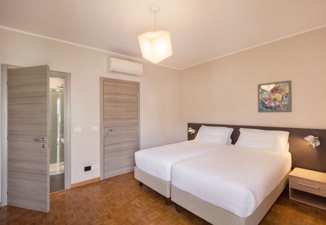 Villa in Garda - Cà Le Terrazze - Villa in Garda mit Blick auf den See, Stadtnähe, Garten, Gemeinschaftspool. Geeignet für 10 Personen. Villa in Garda - Cà Le Terrazze - Villa in Garda mit Blick auf den See, Stadtnähe, Garten, Gemeinschaftspool. Geeignet für 10 Personen.