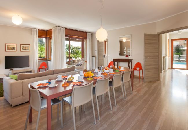 Villa in Garda - Cà Le Terrazze - Villa in Garda mit Blick auf den See, Stadtnähe, Garten, Gemeinschaftspool. Geeignet für 10 Personen. Villa in Garda - Cà Le Terrazze - Villa in Garda mit Blick auf den See, Stadtnähe, Garten, Gemeinschaftspool. Geeignet für 10 Personen.