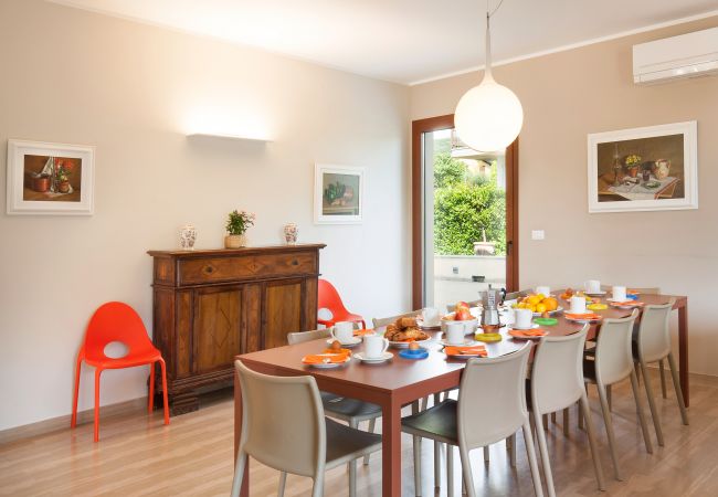 Villa in Garda - Cà Le Terrazze - Villa in Garda mit Blick auf den See, Stadtnähe, Garten, Gemeinschaftspool. Geeignet für 10 Personen. Villa in Garda - Cà Le Terrazze - Villa in Garda mit Blick auf den See, Stadtnähe, Garten, Gemeinschaftspool. Geeignet für 10 Personen.