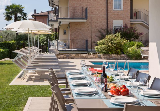 Villa in Garda - Cà Le Terrazze - Villa in Garda mit Blick auf den See, Stadtnähe, Garten, Gemeinschaftspool. Geeignet für 10 Personen. Villa in Garda - Cà Le Terrazze - Villa in Garda mit Blick auf den See, Stadtnähe, Garten, Gemeinschaftspool. Geeignet für 10 Personen.