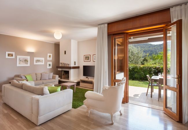 Villa in Garda - Cà Le Terrazze - Villa in Garda mit Blick auf den See, Stadtnähe, Garten, Gemeinschaftspool. Geeignet für 10 Personen. Villa in Garda - Cà Le Terrazze - Villa in Garda mit Blick auf den See, Stadtnähe, Garten, Gemeinschaftspool. Geeignet für 10 Personen.