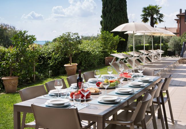 Villa in Garda - Cà Le Terrazze - Villa in Garda mit Blick auf den See, Stadtnähe, Garten, Gemeinschaftspool. Geeignet für 10 Personen. Villa in Garda - Cà Le Terrazze - Villa in Garda mit Blick auf den See, Stadtnähe, Garten, Gemeinschaftspool. Geeignet für 10 Personen.