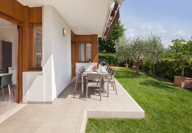 Villa in Garda - Cà Le Terrazze - Villa in Garda mit Blick auf den See, Stadtnähe, Garten, Gemeinschaftspool. Geeignet für 10 Personen. Villa in Garda - Cà Le Terrazze - Villa in Garda mit Blick auf den See, Stadtnähe, Garten, Gemeinschaftspool. Geeignet für 10 Personen.