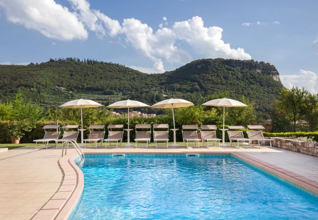 Villa in Garda - Cà Le Terrazze - Villa in Garda mit Blick auf den See, Stadtnähe, Garten, Gemeinschaftspool. Geeignet für 10 Personen. Villa in Garda - Cà Le Terrazze - Villa in Garda mit Blick auf den See, Stadtnähe, Garten, Gemeinschaftspool. Geeignet für 10 Personen.