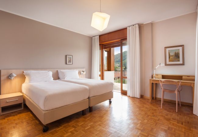 Villa in Garda - Cà Le Terrazze - Villa in Garda mit Blick auf den See, Stadtnähe, Garten, Gemeinschaftspool. Geeignet für 10 Personen. Villa in Garda - Cà Le Terrazze - Villa in Garda mit Blick auf den See, Stadtnähe, Garten, Gemeinschaftspool. Geeignet für 10 Personen.