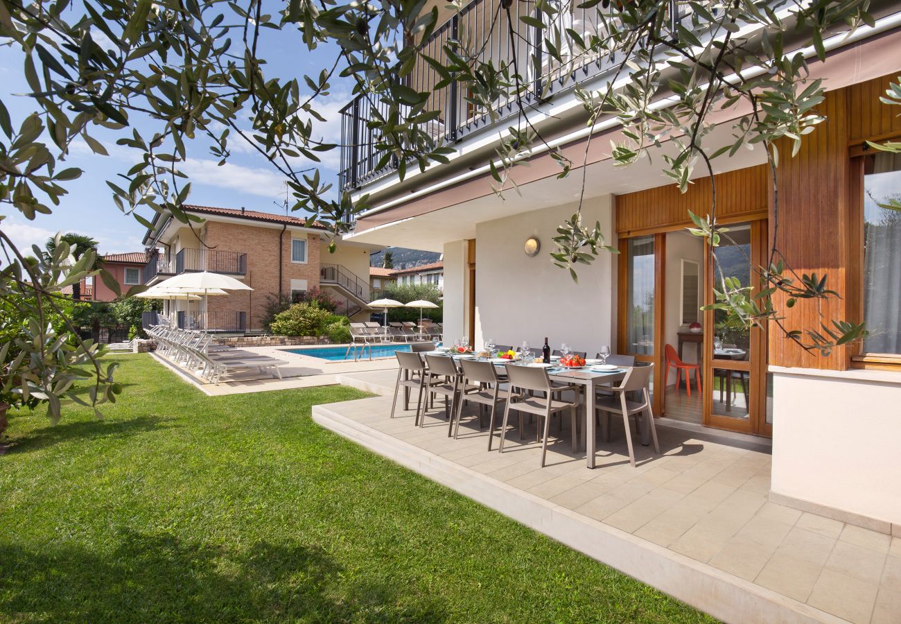 Villa in Garda - Cà Le Terrazze - Villa in Garda mit Blick auf den See, Stadtnähe, Garten, Gemeinschaftspool. Geeignet für 10 Personen. Villa in Garda - Cà Le Terrazze - Villa in Garda mit Blick auf den See, Stadtnähe, Garten, Gemeinschaftspool. Geeignet für 10 Personen.