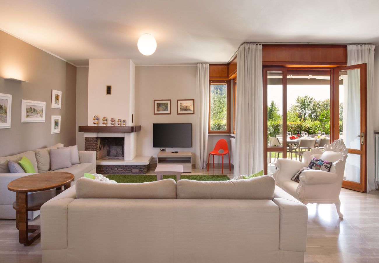 Villa in Garda - Cà Le Terrazze - Villa in Garda mit Blick auf den See, Stadtnähe, Garten, Gemeinschaftspool. Geeignet für 10 Personen. Villa in Garda - Cà Le Terrazze - Villa in Garda mit Blick auf den See, Stadtnähe, Garten, Gemeinschaftspool. Geeignet für 10 Personen.