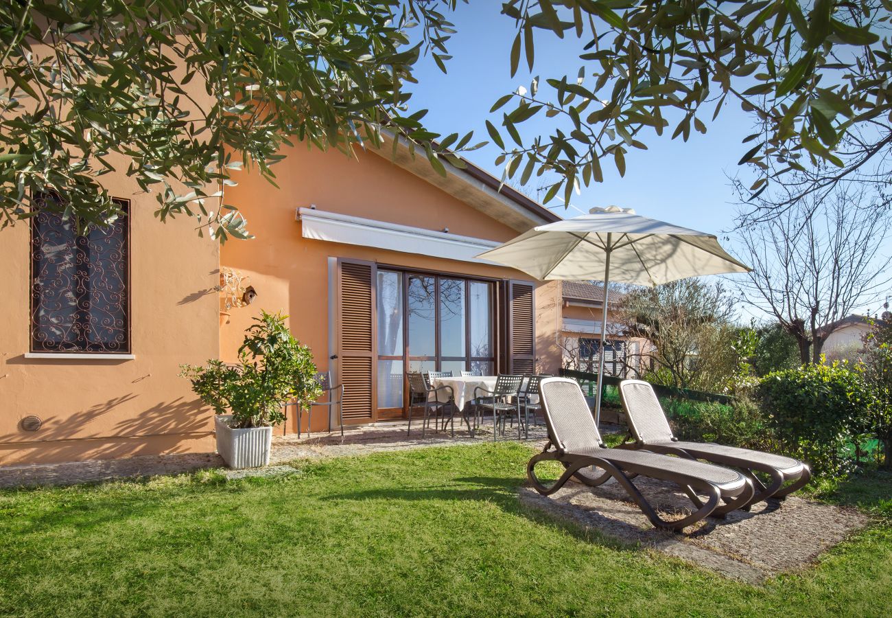 Ferienwohnung in Bardolino - Residence ai Vigneti - Gemütliche Wohnung mit Blick auf den See ganz in der Nähe der Strände und der Stadt. Geeignet für 4 Personen. Ferienwohnung in Bardolino - Residence ai Vigneti - Gemütliche Wohnung mit Blick auf den See ganz in der Nähe der Strände und der Stadt. Geeignet für 4 Personen.