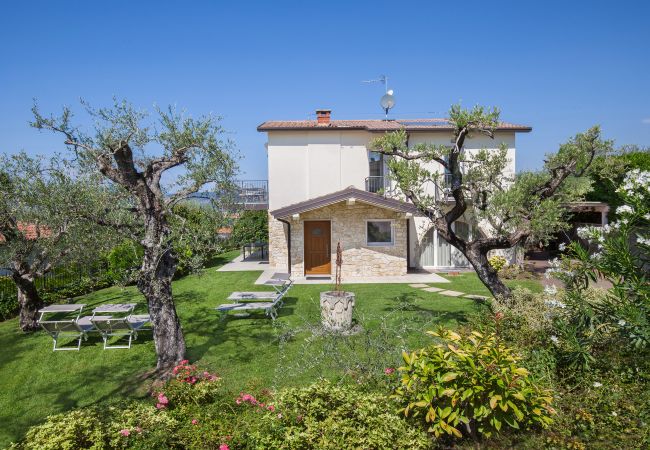 Villa in Bardolino - Villa Lisi - 8 Schlafplaetze, in Wohnsitz mit Swimmingpool in Bardolino Villa in Bardolino - Villa Lisi - 8 Schlafplaetze, in Wohnsitz mit Swimmingpool in Bardolino