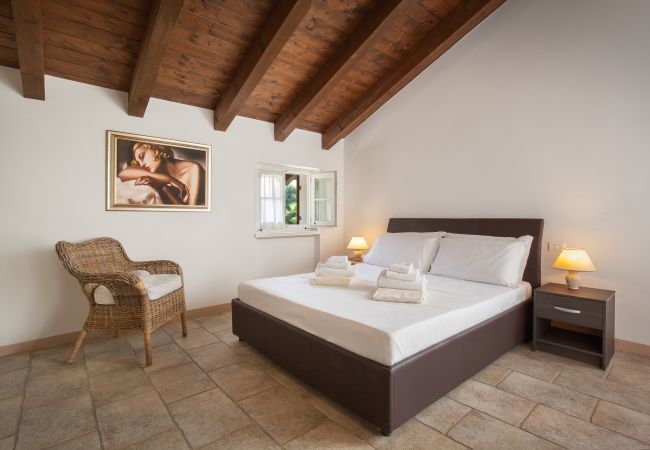 Villa in Lazise - Villa Gasco - Neue Villa mit privatem Pool und Garten im Hinterland von Lazise. Geeignet für 7 Personen Villa in Lazise - Villa Gasco - Neue Villa mit privatem Pool und Garten im Hinterland von Lazise. Geeignet für 7 Personen