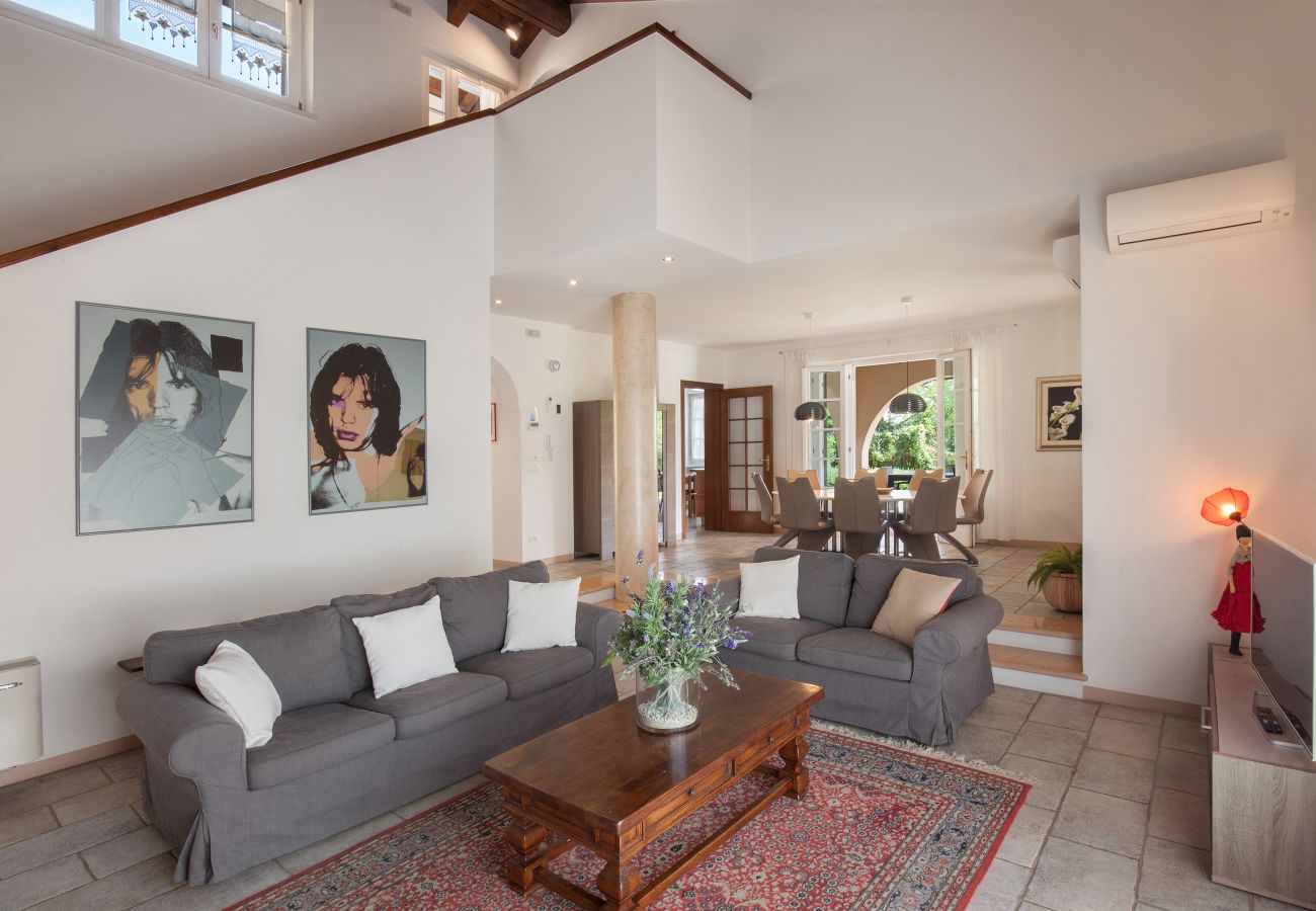 Villa in Lazise - Villa Gasco - Neue Villa mit privatem Pool und Garten im Hinterland von Lazise. Geeignet für 7 Personen Villa in Lazise - Villa Gasco - Neue Villa mit privatem Pool und Garten im Hinterland von Lazise. Geeignet für 7 Personen