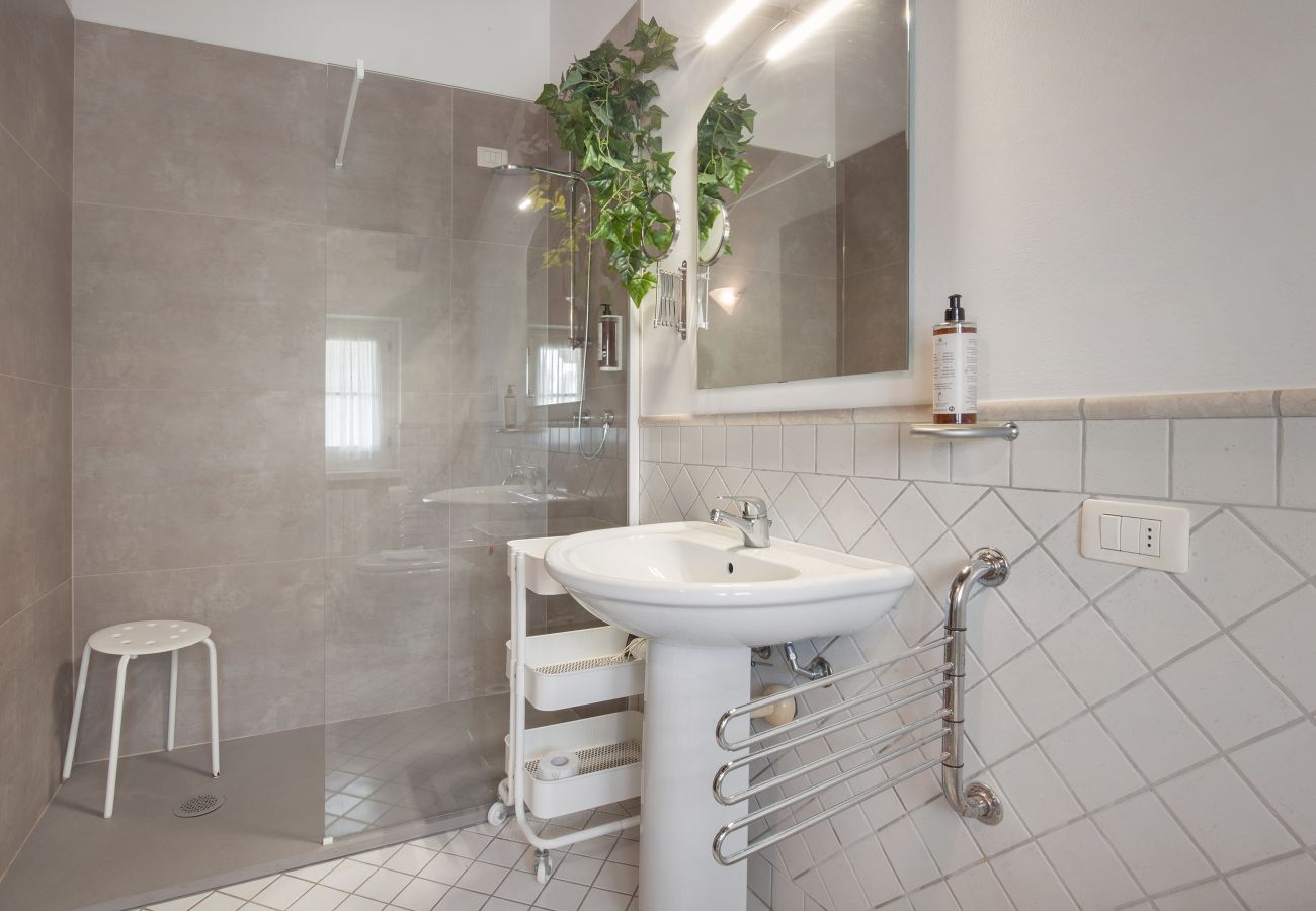 Villa in Lazise - Villa Gasco - Neue Villa mit privatem Pool und Garten im Hinterland von Lazise. Geeignet für 7 Personen Villa in Lazise - Villa Gasco - Neue Villa mit privatem Pool und Garten im Hinterland von Lazise. Geeignet für 7 Personen