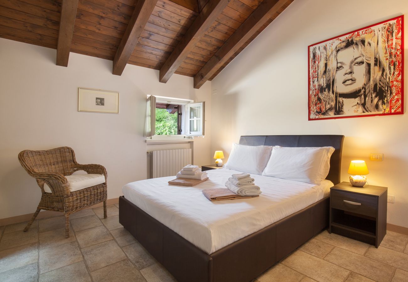 Villa in Lazise - Villa Gasco - Neue Villa mit privatem Pool und Garten im Hinterland von Lazise. Geeignet für 7 Personen Villa in Lazise - Villa Gasco - Neue Villa mit privatem Pool und Garten im Hinterland von Lazise. Geeignet für 7 Personen