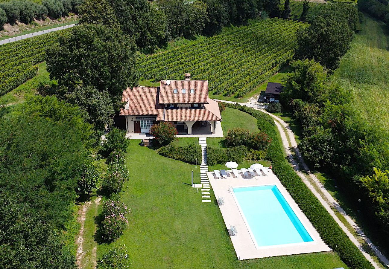 Villa in Lazise - Villa Gasco - Neue Villa mit privatem Pool und Garten im Hinterland von Lazise. Geeignet für 7 Personen Villa in Lazise - Villa Gasco - Neue Villa mit privatem Pool und Garten im Hinterland von Lazise. Geeignet für 7 Personen
