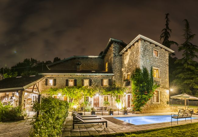 Villa in Castelgomberto - Giardino di Sibilla - Liebevoll rennovierter Bauernhof mit Pool auf den Hügeln bei Vicenza mit zwei Wohnungen für insgesamt 15 Personen. Villa in Castelgomberto - Giardino di Sibilla - Liebevoll rennovierter Bauernhof mit Pool auf den Hügeln bei Vicenza mit zwei Wohnungen für insgesamt 15 Personen.