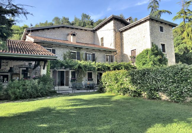Villa in Castelgomberto - Giardino di Sibilla - Liebevoll rennovierter Bauernhof mit Pool auf den Hügeln bei Vicenza mit zwei Wohnungen für insgesamt 15 Personen. Villa in Castelgomberto - Giardino di Sibilla - Liebevoll rennovierter Bauernhof mit Pool auf den Hügeln bei Vicenza mit zwei Wohnungen für insgesamt 15 Personen.